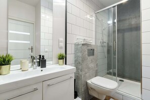 Een douche, een haardroger, handdoeken