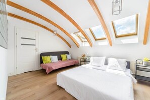 3 bedrooms, iron/ironing board, WiFi, bed sheets