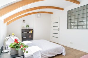 3 quartos, ferros/tábuas de passar roupa, Wi-Fi, roupa de cama