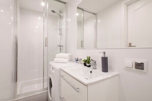 Ducha, secador de pelo y toallas
