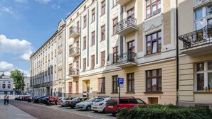 Une rangée d’immeubles résidentiels à plusieurs étages, avec un panneau indiquant une zone de stationnement.