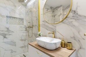 Dusche, Haartrockner, Handtücher
