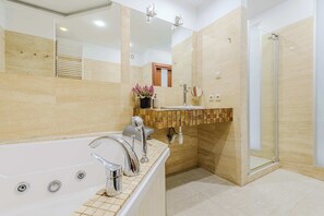 Dusche, Haartrockner, Handtücher