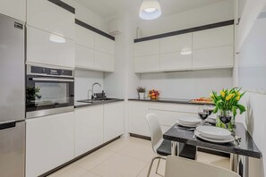 Geladeira, fogão, cooktop, lava-louças