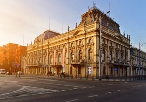 Ein historisches Gebäude mit klassischer Architektur, großen Fenstern und einer markanten Kuppel.