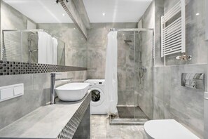 Shower, hair dryer, towels