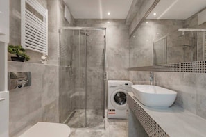 Shower, hair dryer, towels