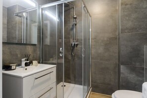 Douche, sĂšche-cheveux, serviettes fournies