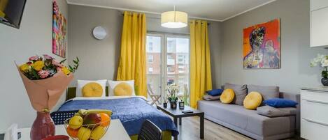 Planxa i posts de planxar, un bressol de viatge, wifi i roba de llit