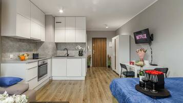 Tabla de planchar con plancha, cuna de viaje, wifi y ropa de cama