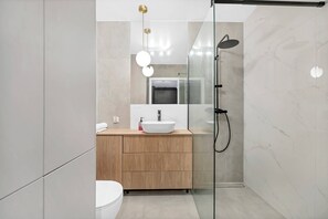 Douche, sèche-cheveux, serviettes fournies