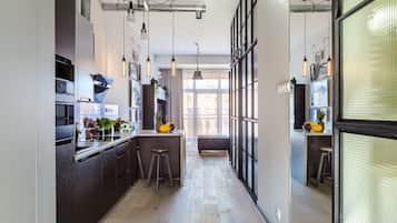 Fridge, oven, stovetop, dishwasher