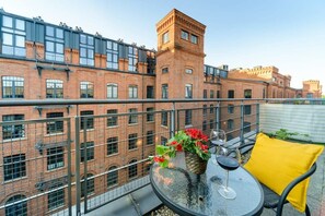 Outdoor dining - Lumina stylish 2-level apart next to Księży Młyn (Lódz)