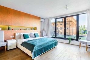A modern hotel room with a large bed, a nightstand, a chair, a balcony with a view of a building, and a shelf with decorative items. - Lumina stylish 2-level apart next to Księży Młyn (Lódz)