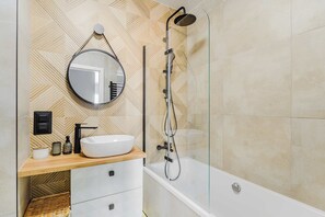Douche, sèche-cheveux, serviettes fournies