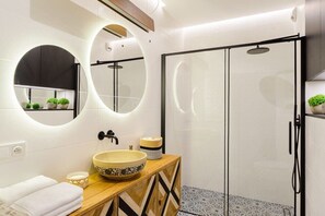 Dusche, Haartrockner, Handtücher