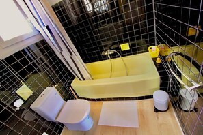 Chuveiro, secador de cabelo, toalhas de banho, sabonete