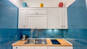 Cooktop, chaleira elétrica, talheres/pratos/utensílios de cozinha