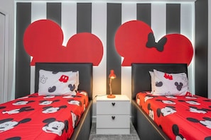 4 bedrooms, iron/ironing board, travel crib, free WiFi - Fantastic Mickey house Waterpark near Disney 2572 (Kissimmee)