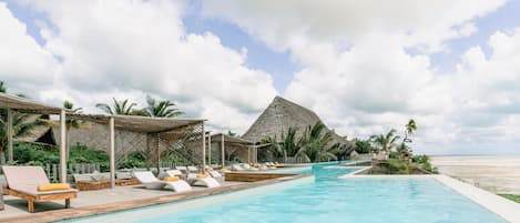 3 piscine all'aperto, cabine incluse nel prezzo, lettini