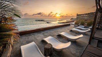 3 outdoor pools, free pool cabanas, pool loungers