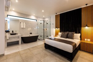 Executive Apartment | 1 bedroom, in-room safe, desk, blackout drapes