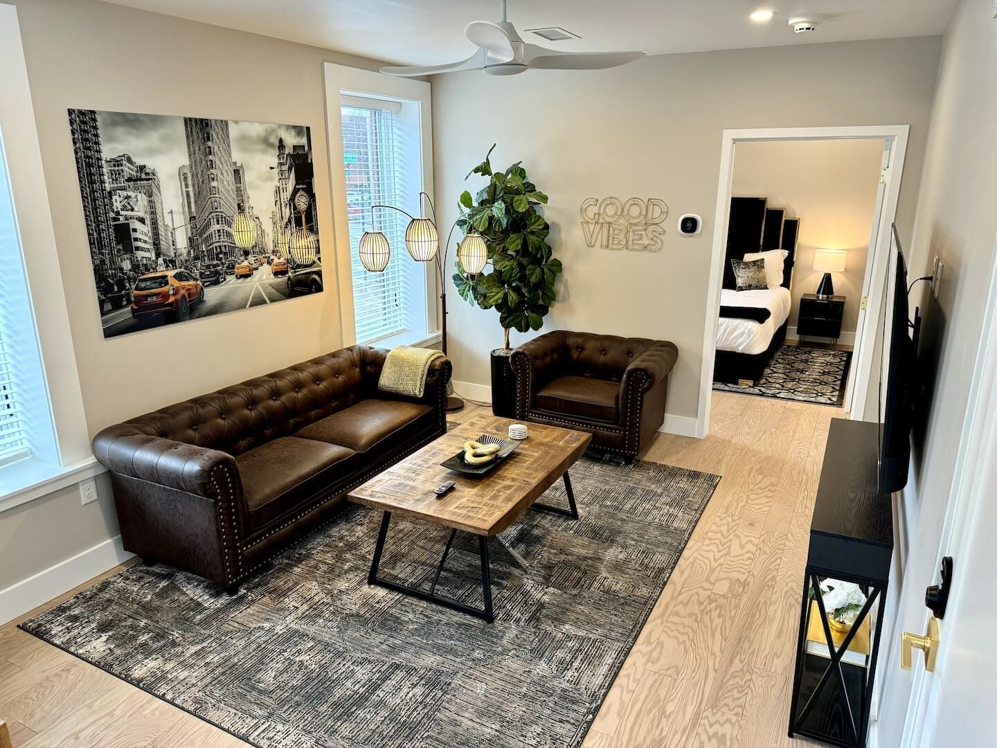 1 soverom, skrivebord, strykejern/-brett og reiseseng for barn