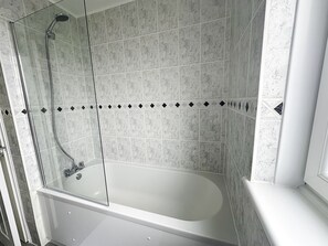 Secador de cabelo, toalhas de banho, sabonete, papel higiênico
