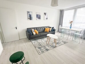 Smart TV - Spacious 3-Bed Flat in Hackney Haggerston with Great Transport Links! (London)