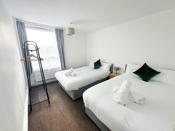 3 bedrooms, desk, iron/ironing board, free WiFi - Spacious 3-Bed Flat in Hackney Haggerston with Great Transport Links! (London)