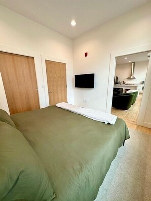 1 habitación, tabla de planchar con plancha, wifi gratis y ropa de cama