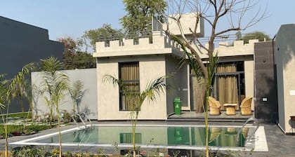 1983 garden with pool villa