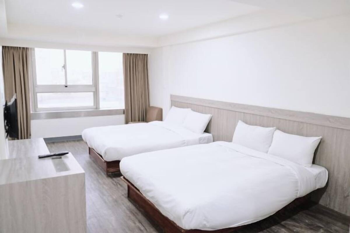 Hypo-allergenic bedding, soundproofing, free WiFi, bed sheets