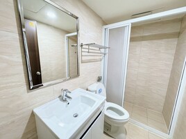 Duş, geniş duş başlığı, ücretsiz banyo/kozmetik ürünleri