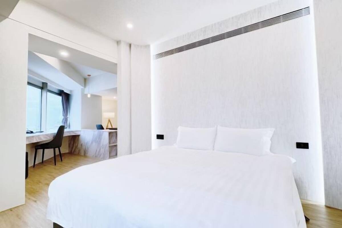 Hypo-allergenic bedding, soundproofing, free WiFi, bed sheets