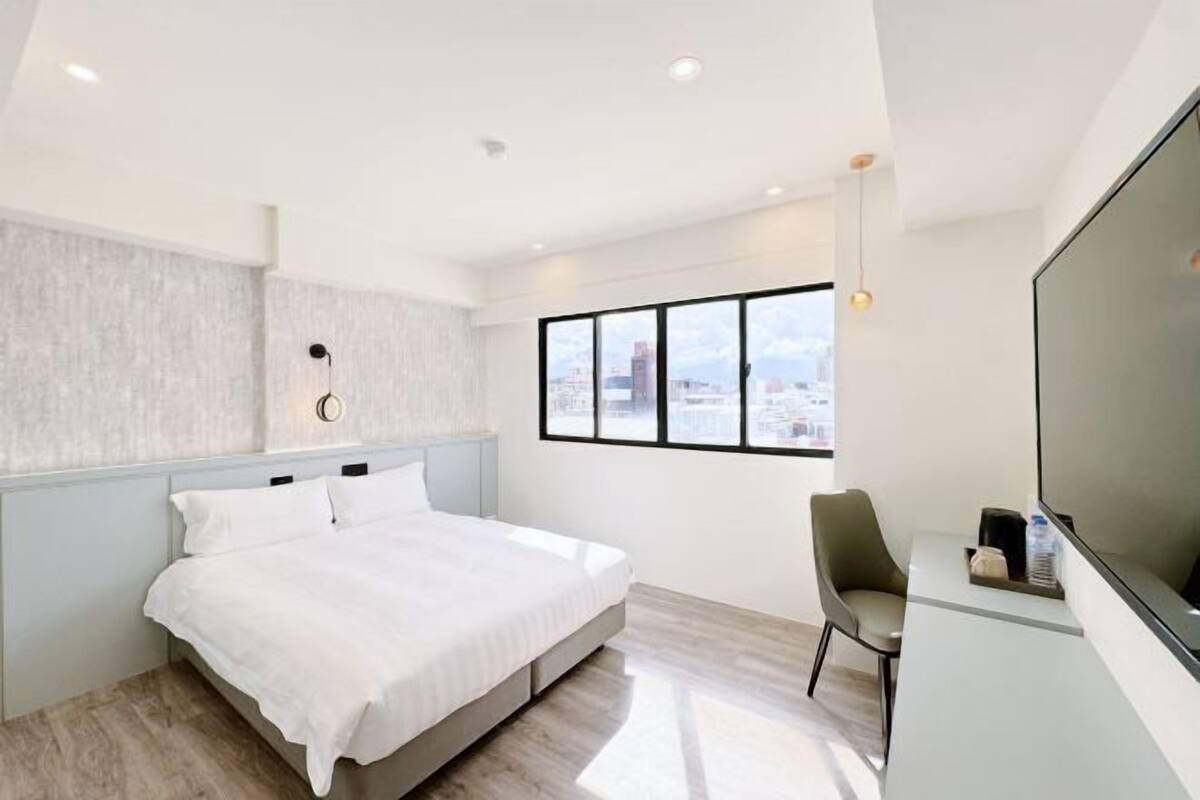 Hypo-allergenic bedding, soundproofing, free WiFi, bed sheets