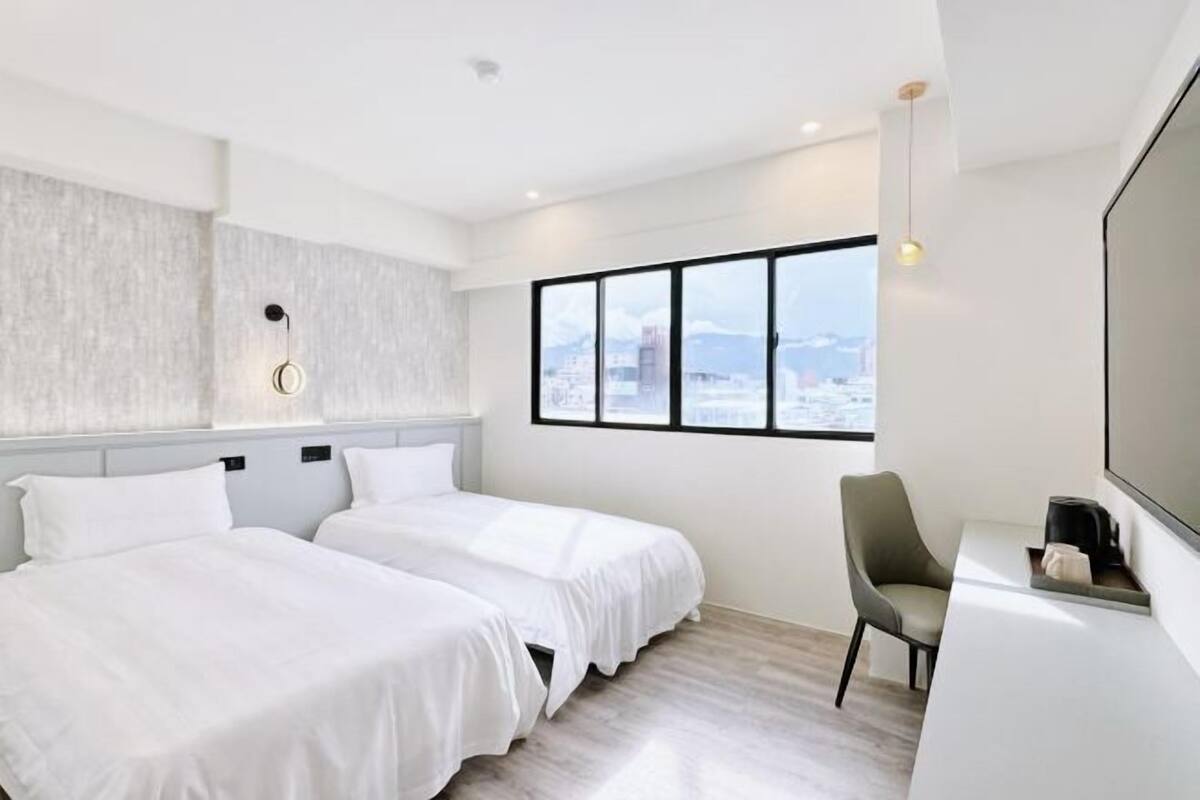 Hypo-allergenic bedding, soundproofing, free WiFi, bed sheets