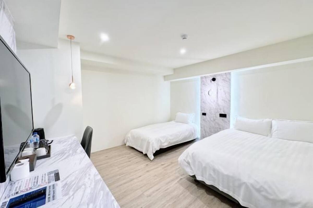 Hypo-allergenic bedding, soundproofing, free WiFi, bed sheets