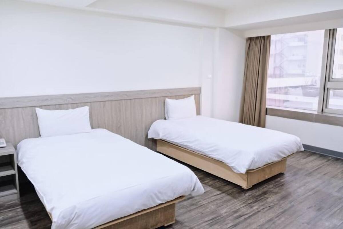 Hypo-allergenic bedding, soundproofing, free WiFi, bed sheets