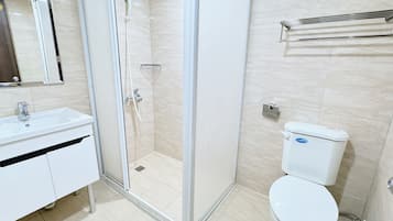 Shower, rainfall showerhead, free toiletries, hair dryer