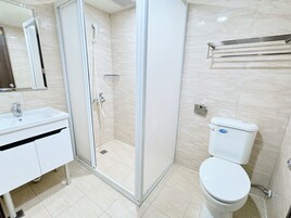 Duş, geniş duş başlığı, ücretsiz banyo/kozmetik ürünleri