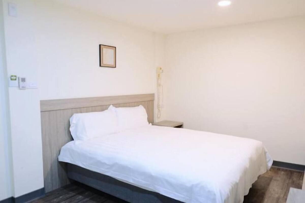 Hypo-allergenic bedding, soundproofing, free WiFi, bed sheets