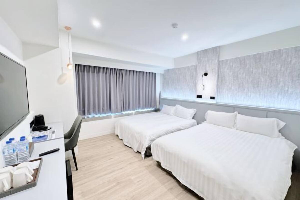 Hypo-allergenic bedding, soundproofing, free WiFi, bed sheets