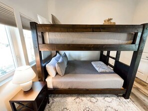 3 bedrooms, iron/ironing board, free WiFi, bed sheets - Exceptional | New | Hot Tub & Pool | Sleeps 10! (Whitefish)