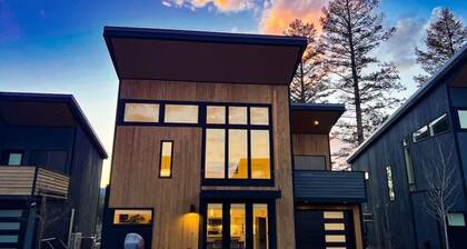 Exceptional | New | Hot Tub & Pool | Sleeps 10!