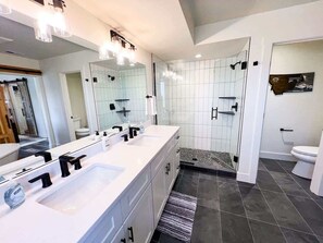 Shower, hair dryer, shampoo - Exceptional | New | Hot Tub & Pool | Sleeps 10! (Whitefish)