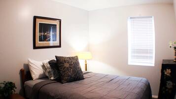 2 Schlafzimmer, Schreibtisch, Bügeleisen/Bügelbrett, Reisekinderbett