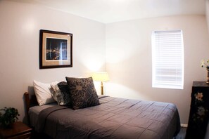 2 chambres, bureau, fer et planche à repasser, lit parapluie