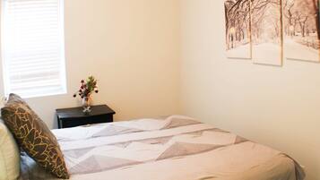 2 Schlafzimmer, Schreibtisch, Bügeleisen/Bügelbrett, Reisekinderbett