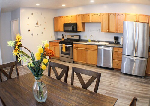 Carey Way Quarters – Modern 2BR Near Carson Street